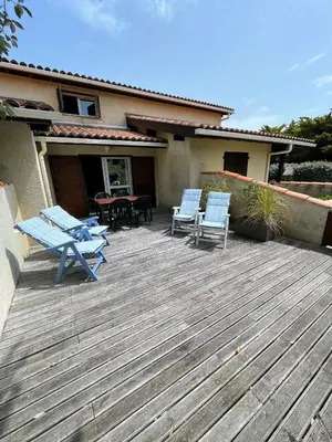 Balcon ou terrasse dans l'établissement Réf 273 Seignosse Océan, Villa Patio classée 2 étoiles ,à 250m de la plage, avec place de parking et piscine commune , 4 personnes