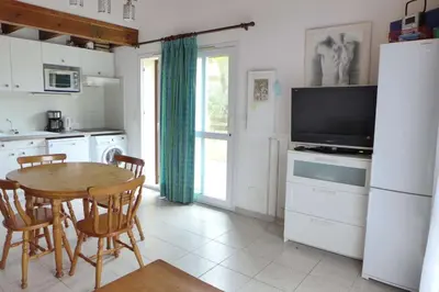 Cuisine ou kitchenette dans l'établissement Réf 274, Seignosse océan, Villa Patio à 250m de la plage, avec place de parking et piscine commune , 6 personnes