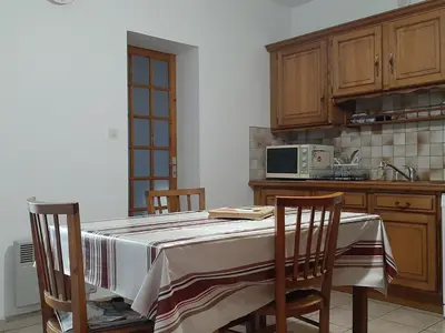 Cuisine ou kitchenette dans l'établissement Maison Landaise avec Jardin, 4 Ch, Proche Plages et Golf à Seignosse - FR-1-239-600