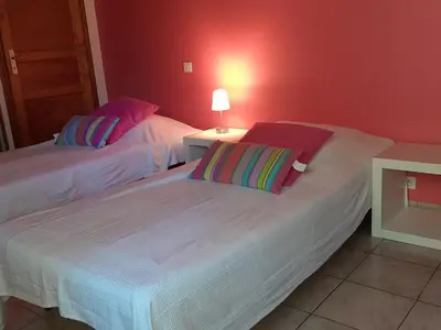 Un ou plusieurs lits dans un hébergement de l'établissement Maison Landaise avec Jardin, 4 Ch, Proche Plages et Golf à Seignosse - FR-1-239-600