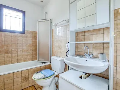 Salle de bains dans l'établissement Maison T3 mezzanine, 6 pers, WiFi, près de l’océan, quartier résidentiel, Biscarrosse - FR-1-521-157