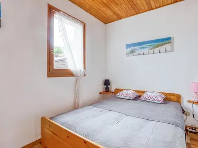 Un ou plusieurs lits dans un hébergement de l'établissement Maison T3 mezzanine, 6 pers, WiFi, près de l’océan, quartier résidentiel, Biscarrosse - FR-1-521-157