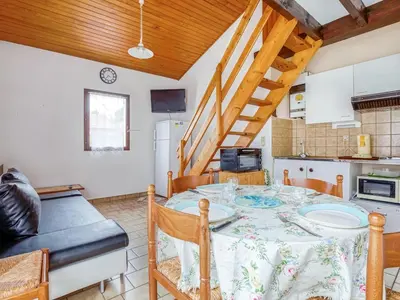 Cuisine ou kitchenette dans l'établissement Maison T3 mezzanine, 6 pers, WiFi, près de l’océan, quartier résidentiel, Biscarrosse - FR-1-521-157
