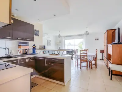 Cuisine ou kitchenette dans l'établissement Maison T5 à Biscarrosse avec 4 chambres, clim, WIFI, terrasse, proche activités et plages - FR-1-521-156