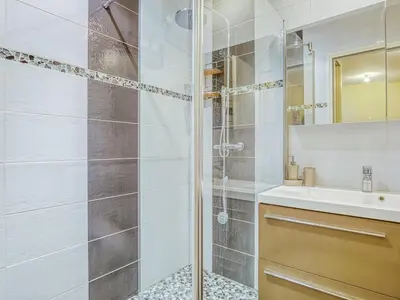 Salle de bains dans l'établissement Maison T5 à Biscarrosse avec 4 chambres, clim, WIFI, terrasse, proche activités et plages - FR-1-521-156