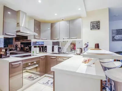 Cuisine ou kitchenette dans l'établissement Maison T5 à Biscarrosse avec 4 chambres, clim, WIFI, terrasse, proche activités et plages - FR-1-521-156