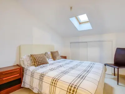 Un ou plusieurs lits dans un hébergement de l'établissement Maison T5 à Biscarrosse avec 4 chambres, clim, WIFI, terrasse, proche activités et plages - FR-1-521-156