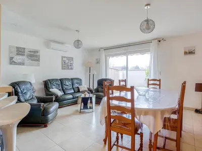 Coin salon dans l'établissement Maison T5 à Biscarrosse avec 4 chambres, clim, WIFI, terrasse, proche activités et plages - FR-1-521-156