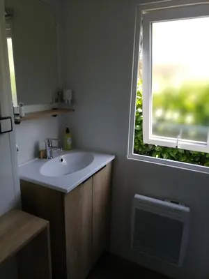 Cuisine ou kitchenette dans l'établissement MOBILHOME GASTES LANDES