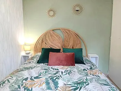 Un ou plusieurs lits dans un hébergement de l'établissement LE COTTAGE VUE LAC-2 vélos-Village Vacances Nature de 70ha! avec piscines et animations