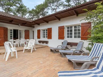 Terrasse ou espace extérieur de l'établissement Villa Calme entre Océan et Lac - 8 Pers - 4 Ch - Terrasse - BBQ - Jardin - Biscarrosse Plage - FR-1-319-418