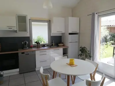 Cuisine ou kitchenette dans l'établissement Appartement proche lac et plage