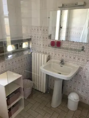 Salle de bains dans l'établissement Pîgeonnier du Rau, avec Parc et Piscine 1-1