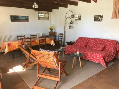 Coin salon dans l'établissement Pîgeonnier du Rau, avec Parc et Piscine 1-1