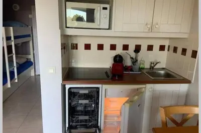 Cuisine ou kitchenette dans l'établissement Studio lumineux idéalement situé (golf et plage).