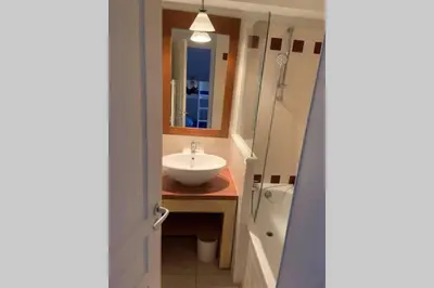 Salle de bains dans l'établissement Studio lumineux idéalement situé (golf et plage).