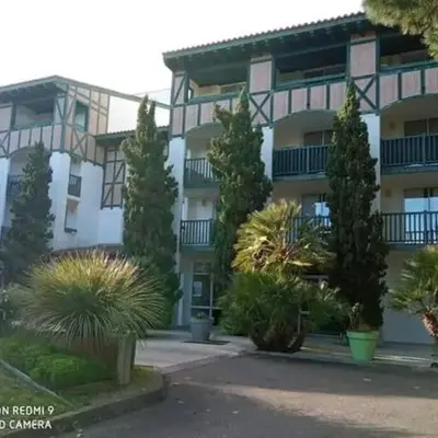 Studio lumineux idéalement situé (golf et plage).