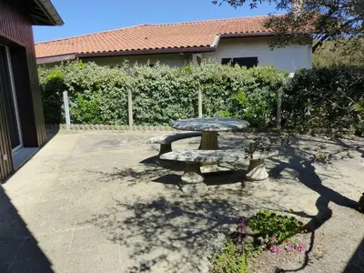 Jardin de l'établissement HOSSEGOR PLAGE- Villa PAUL -Petite villa rénovée pour 4 personnes- Wifi gratuit