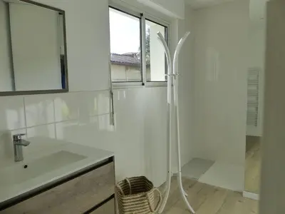 Salle de bains dans l'établissement HOSSEGOR PLAGE- Villa PAUL -Petite villa rénovée pour 4 personnes- Wifi gratuit