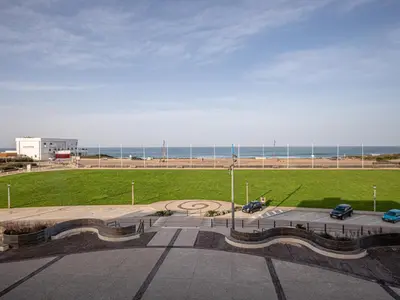 Vue générale sur la mer ou vue sur la mer prise depuis l'appartement