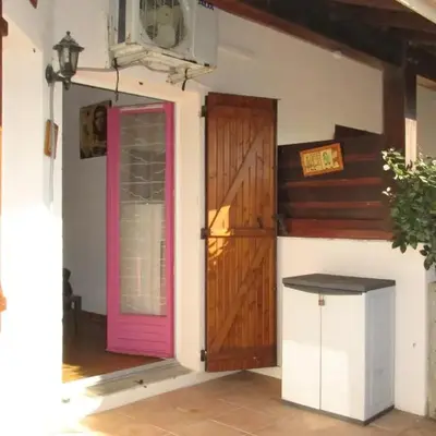 Maison mitoyenne à 300m de la plage avec jardin et parking