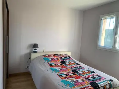 Un ou plusieurs lits dans un hébergement de l'établissement Maison Confortable avec Clim, Terrasse et Jardin - 6 Pers, Proche Lac et Plages - FR-1-319-425