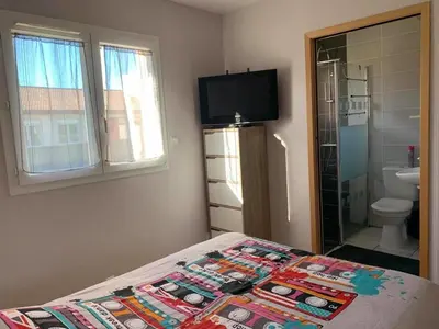 Salle de bains dans l'établissement Maison Confortable avec Clim, Terrasse et Jardin - 6 Pers, Proche Lac et Plages - FR-1-319-425