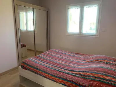 Un ou plusieurs lits dans un hébergement de l'établissement Maison Confortable avec Clim, Terrasse et Jardin - 6 Pers, Proche Lac et Plages - FR-1-319-425