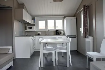 Cuisine ou kitchenette dans l'établissement chalet avec piscine