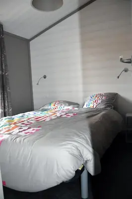 Un ou plusieurs lits dans un hébergement de l'établissement chalet avec piscine