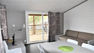 Coin salon dans l'établissement chalet avec piscine