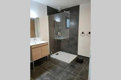 Salle de bains dans l'établissement Agréable Villa Domaine du Golf Piscine CHAUFFEE