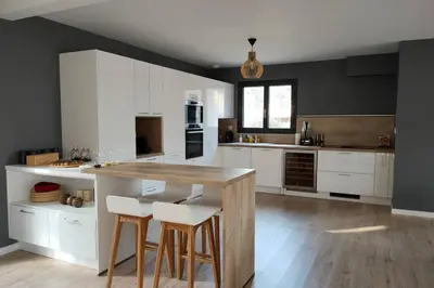 Cuisine ou kitchenette dans l'établissement Agréable Villa Domaine du Golf Piscine CHAUFFEE