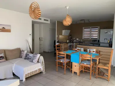 Cuisine ou kitchenette dans l'établissement Maison 6 pers, climatisée, quartier calme, proche Dune du Pyla et pistes cyclables, ménage inclus - FR-1-319-426