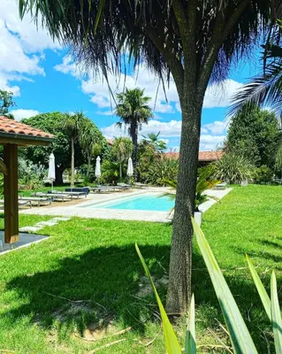 Piscine de l'établissement La Bastide de Guiche Entre Océan et montagnes ou située à proximité