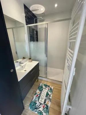 Salle de bains dans l'établissement Les terrasses de l'océan A11