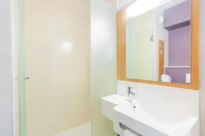 Salle de bains dans l'établissement B&B HOTEL Mont-de-Marsan