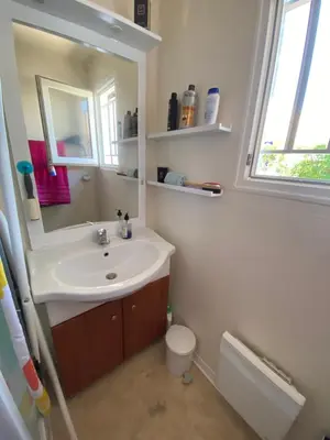 Salle de bains dans l'établissement Soustons plage Maison terrasse 2 pers Les villas du lac Tennis mini golf