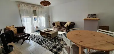 Coin salon dans l'établissement Appartement 2 chambres Balcon Parking privé Centre Village