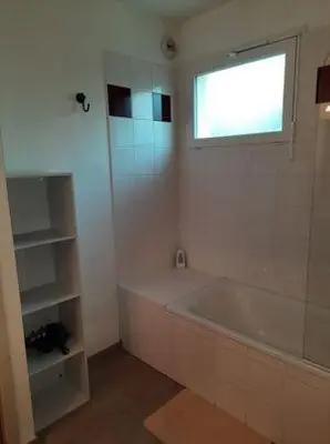 Salle de bains dans l'établissement Appartement 1 chambre et 1 coin cabine, piscine, au bord du lac d 'Aureilhan,proche de Mimizan plage