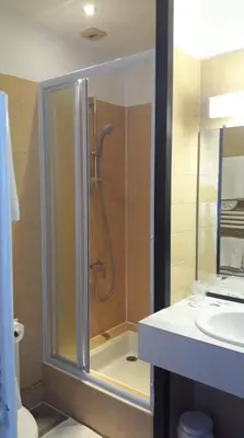 Salle de bains dans l'établissement Le Fair Play