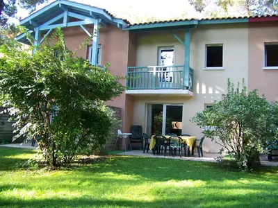 Jardin de l'établissement Jolie petite maison à Vieux Boucau avec piscine chauffée - Domaine du Golf de Pinsolle