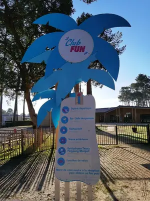 Certificat, récompense, panneau ou autre document affiché dans l'établissement Bungalow confortable à Saint-Julien-en-Born avec piscine partagée