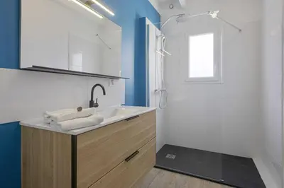 Salle de bains dans l'établissement La Maison du Marais - Welkeys