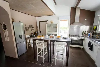Cuisine ou kitchenette dans l'établissement La Villa Minvia les Landes entre mer et montagne