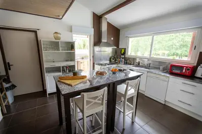Cuisine ou kitchenette dans l'établissement La Villa Minvia les Landes entre mer et montagne
