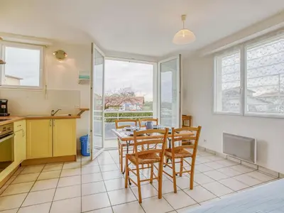 Cuisine ou kitchenette dans l'établissement Apartment La Centrale-9 by Interhome