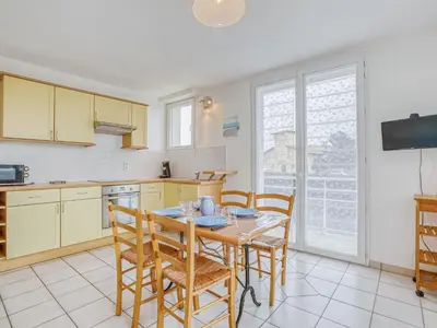 Cuisine ou kitchenette dans l'établissement Apartment La Centrale-9 by Interhome
