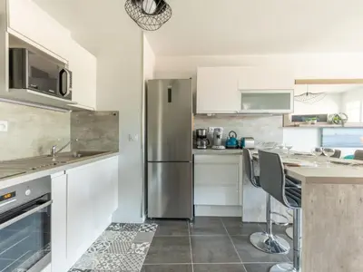 Cuisine ou kitchenette dans l'établissement Apartment Les Portes de Pyla by Interhome