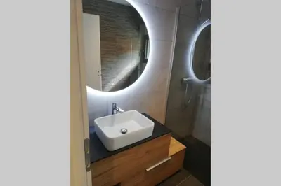 Salle de bains dans l'établissement La VILLA OCEAN AVEC SPA et PISCINE - Les GITES DE CAMPARAN